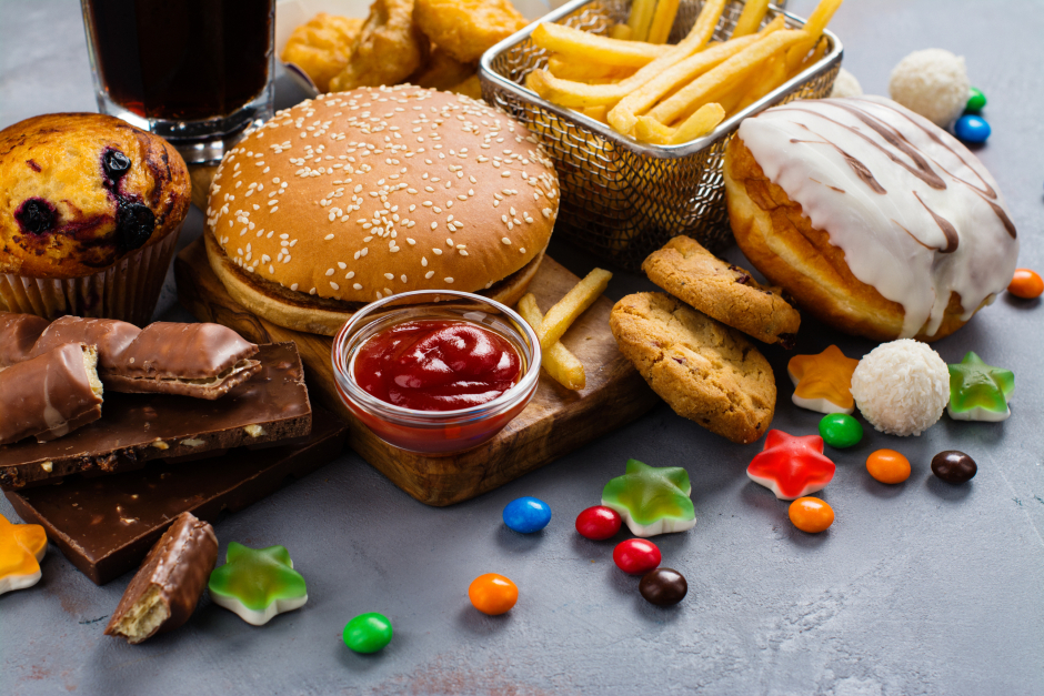 Burger, Pommes, Ketchup und Soft Drinks | Credit: iStock.com/happy_lark
