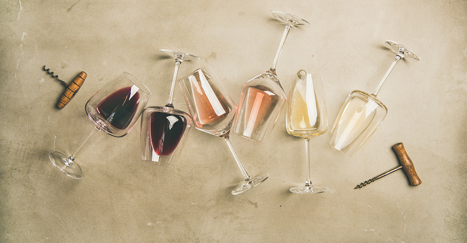 Liegende Gläser mit verschiedenen Weinsorten | Credit: iStock.com/Foxys_forest_manufacture