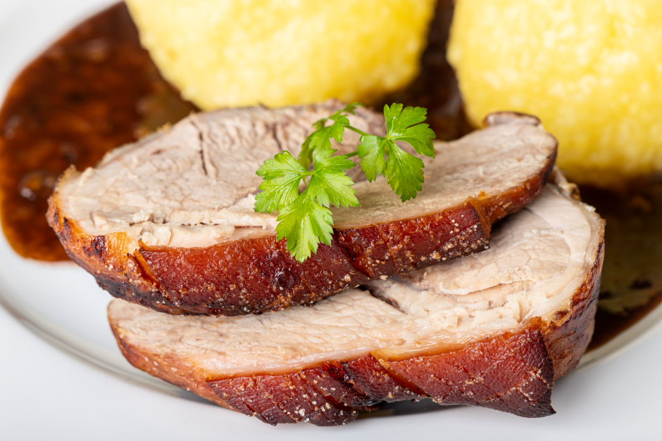 Braten mit Knödel | Credit: iStock.com/bernjuer