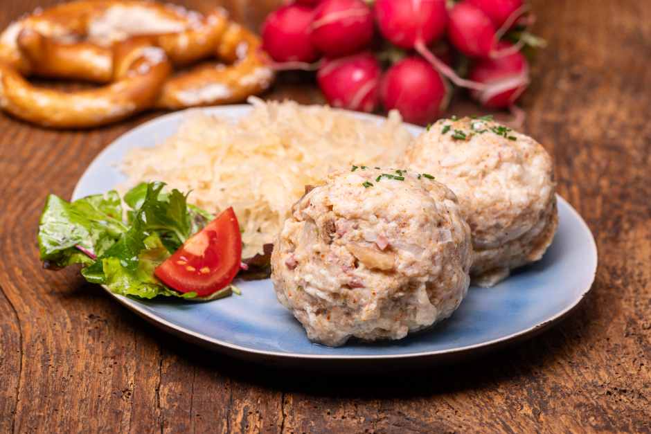 Knödel mit Kraut auf dem Teller serviert | Credit: iStock.com/bernjuer