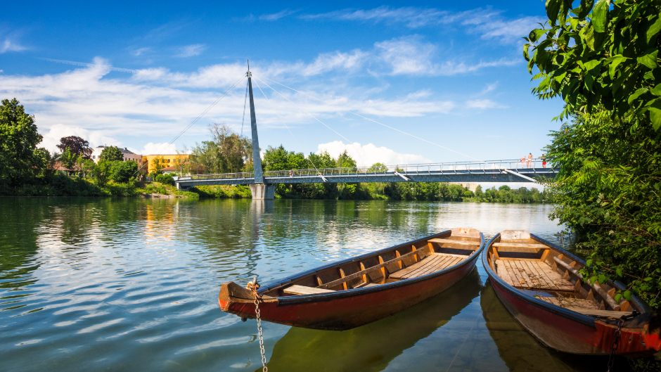 Blick auf eine Brücke in Wels | Credit: iStock.com/xeipe