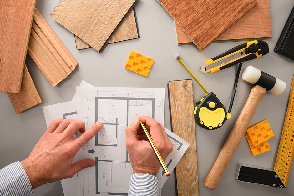 Architekt entwirft den Bauplan eines geplanten Hauses | Credit: iStock.com/Davizro
