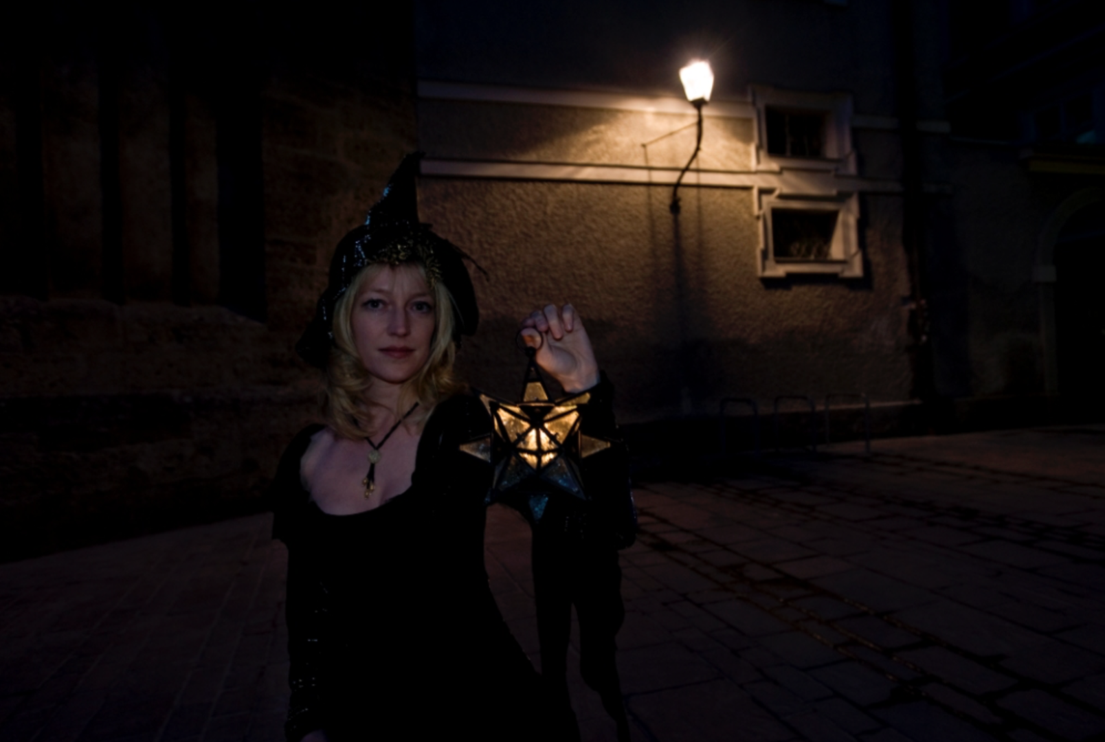 Das düstere Salzburg bei Nacht. | Credit: /www.tourguide-salzburg.com