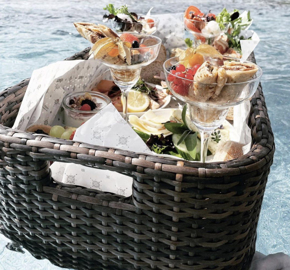 Frühstück im Pool Hotel Sepp | Credit: Eder Hotels GmbH/Instagram hotelsepp