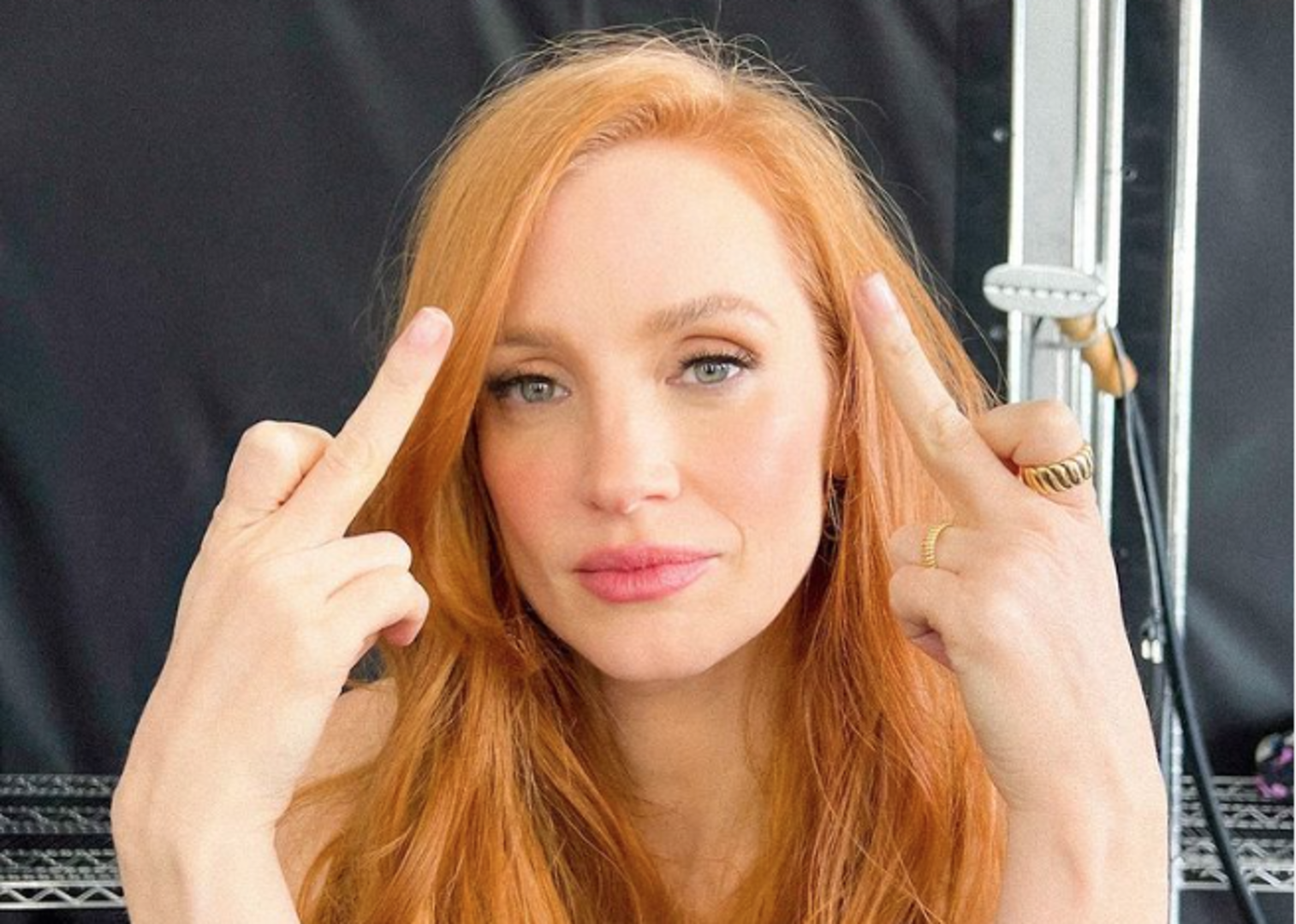 Schauspielerin Jessica Chastain zeigt beide Mittelfinger in die Kamera