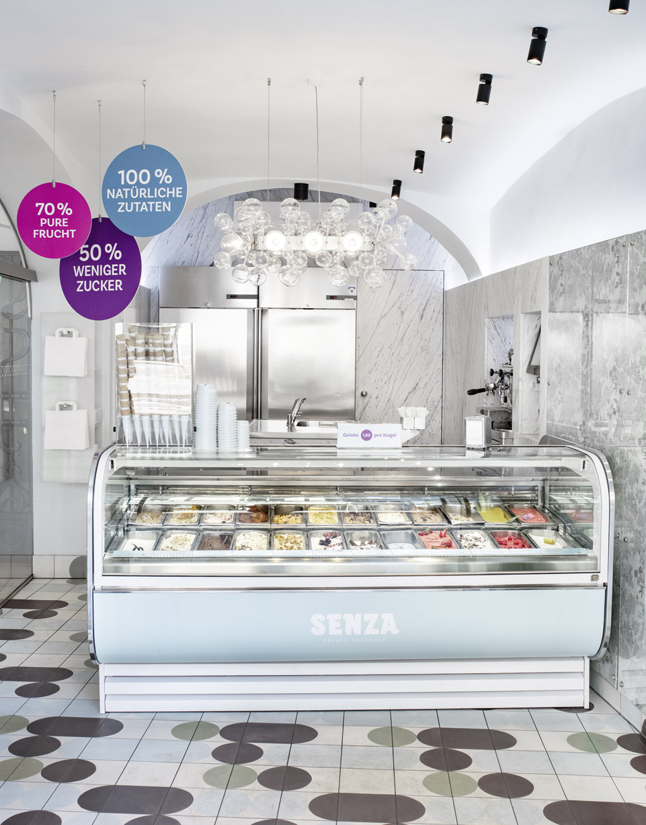 Die SENZA-Eisvitrine.