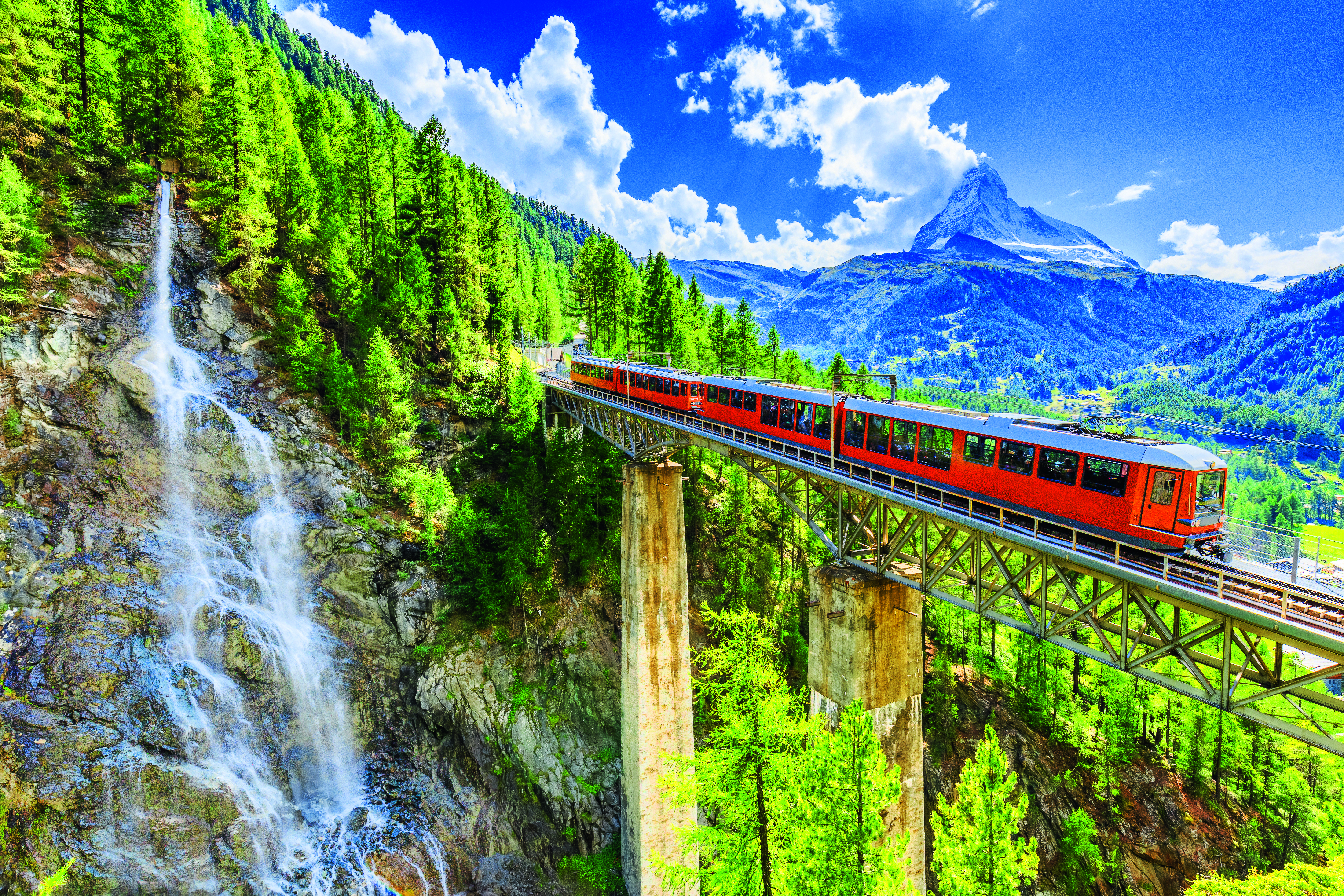 Glacier Express auf einer Brücke | Credit: iStock.com/Sorincolac