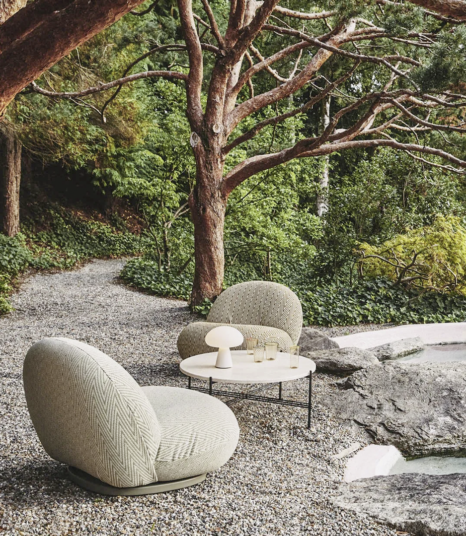 Gubi-Sitzmöbel auf einem Kiesboden | Credit: www.instagram.com/gubiofficial/gubi
