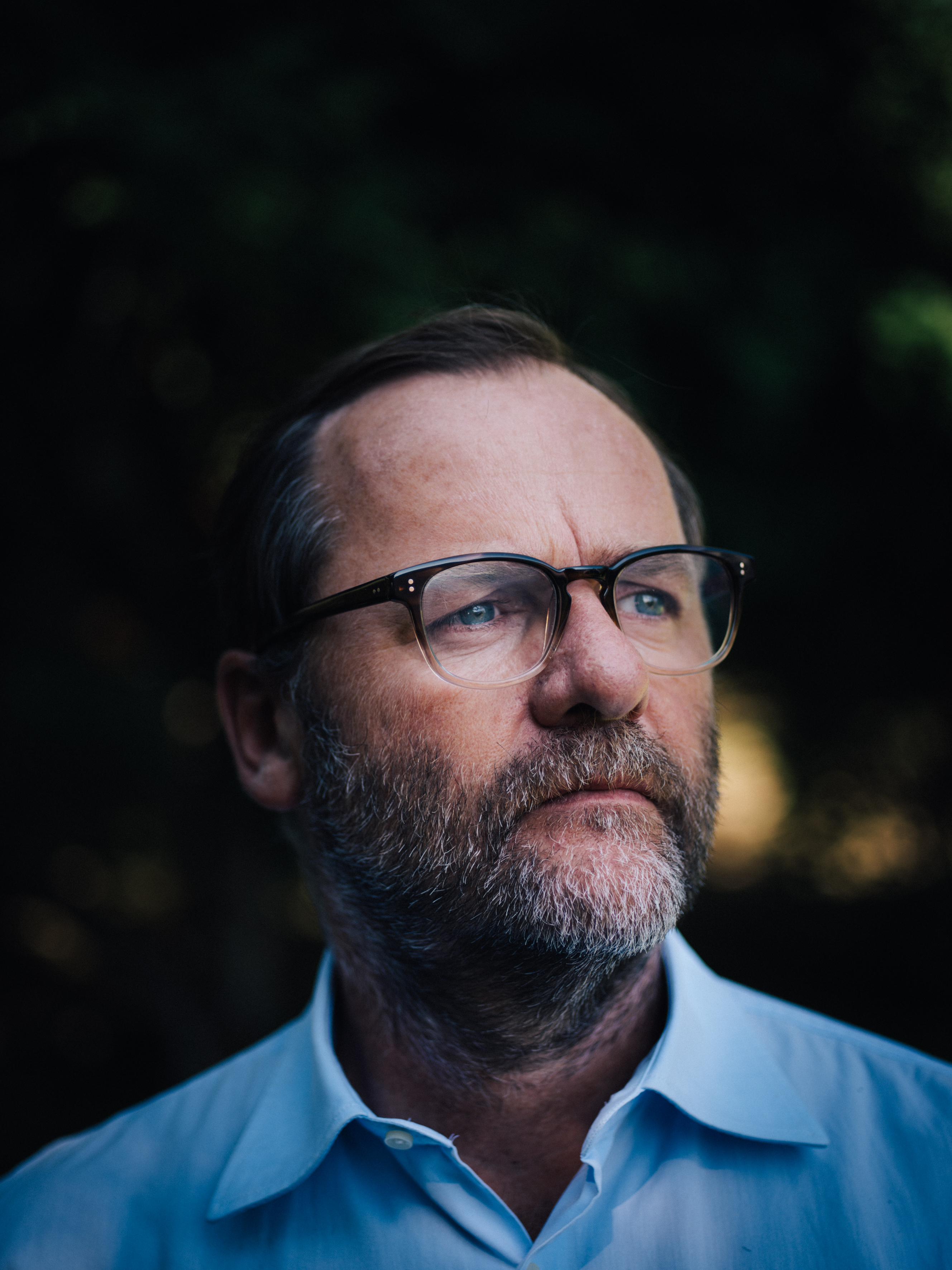 Porträt von Sepp Schellhorn, der ein blaues Hemd trägt