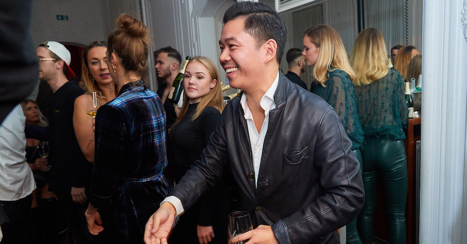 Porträt beim Betretendes Raums mit ausgestreckter Hand