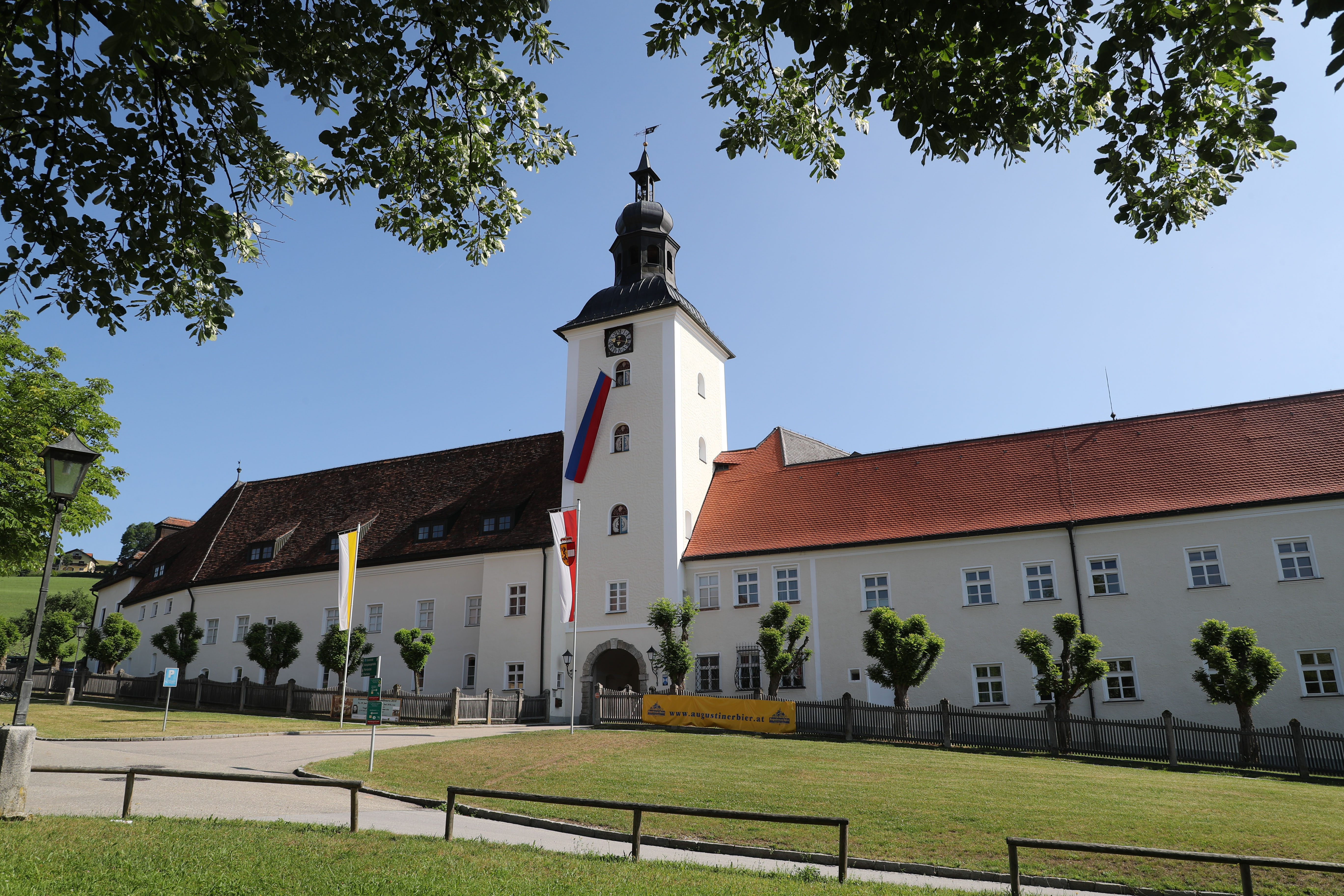 Abteil Miachaelbeuern | Credit: www.neumayr.cc