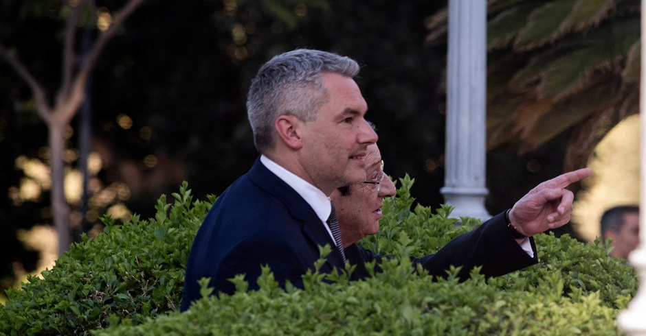 Momentaufnahme von Bundeskanzler Karl Nehammer im Halbprofil mit Zypern Präsident