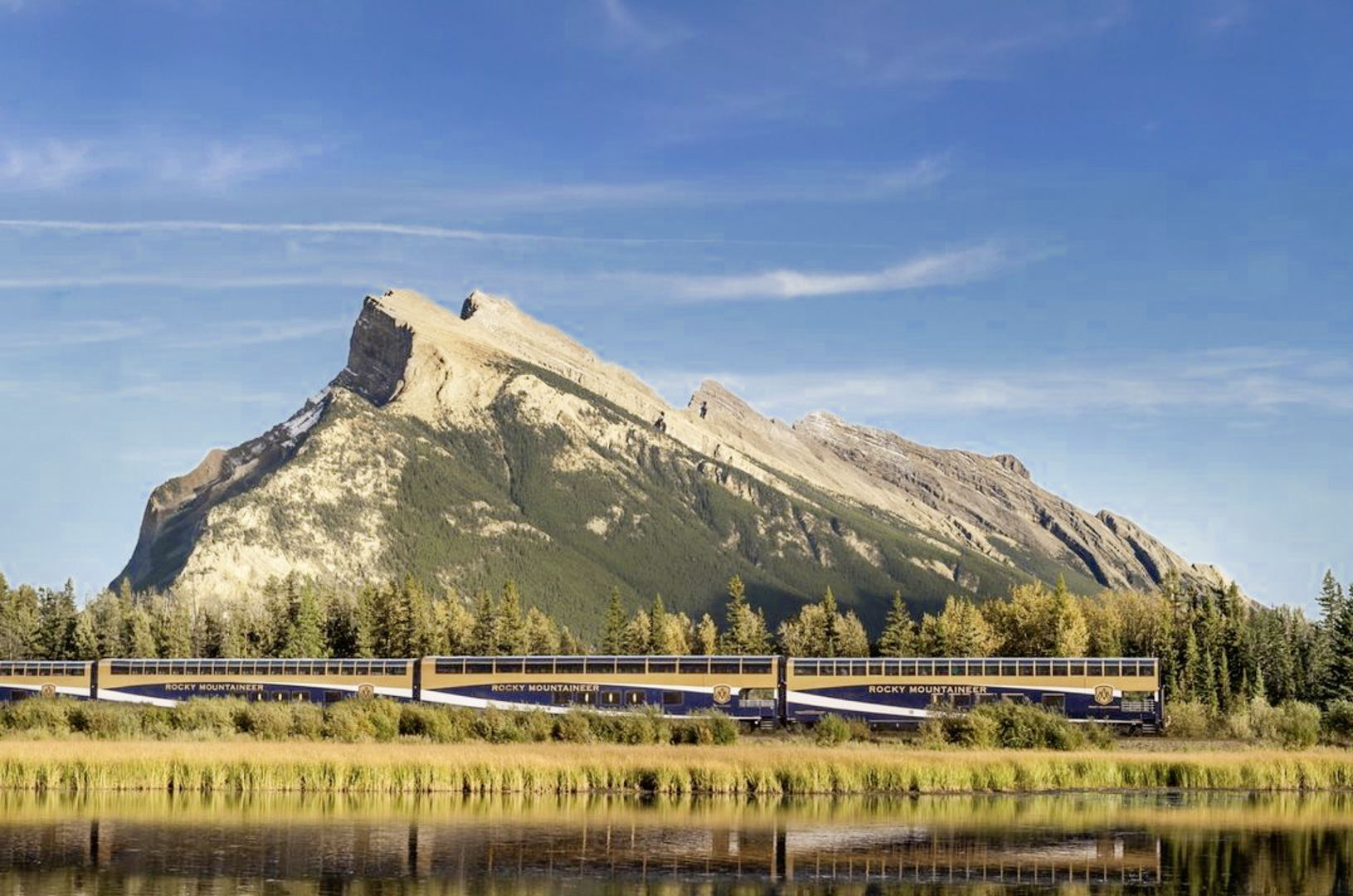 der Zug Rocky Mountaineer vor einem Berg | Credit: www.instagram.com/rockymountaineer/rocky mountaineer