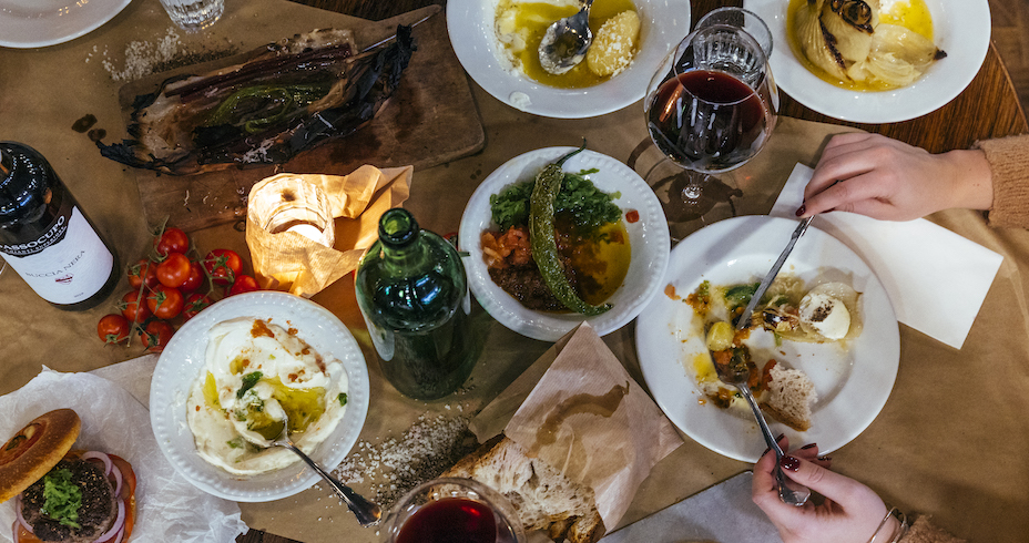 Draufsicht auf Teller mit Gerichten