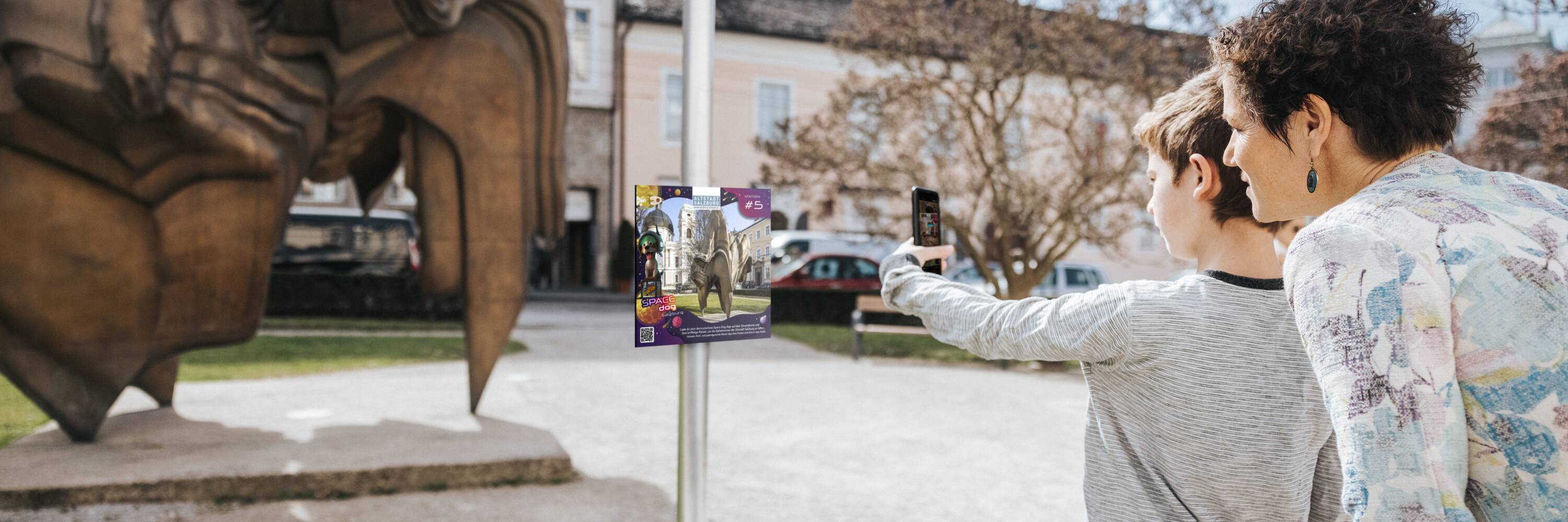 Speziell für Kinder konzipiert: Mit der Space Dog App führt Hund „Polli“ quer durch die Stadt Salzburg. | Credit: Tourismusverband Salzburg/Niko Zuparic