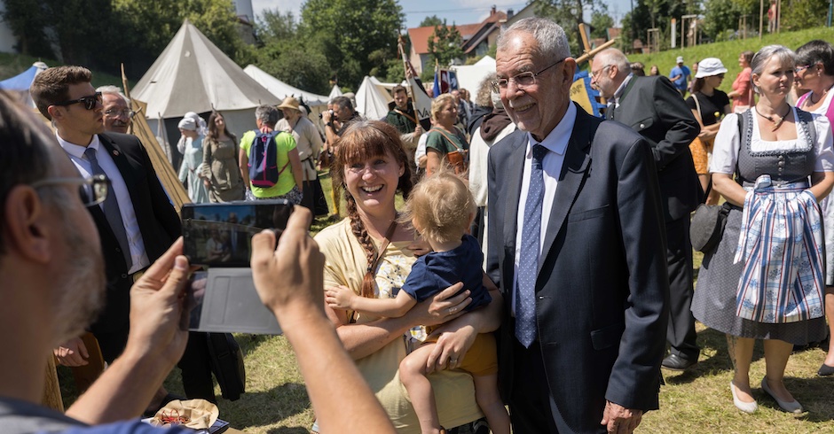 VdB wird mit einer Frau von einem Mann fotografiert