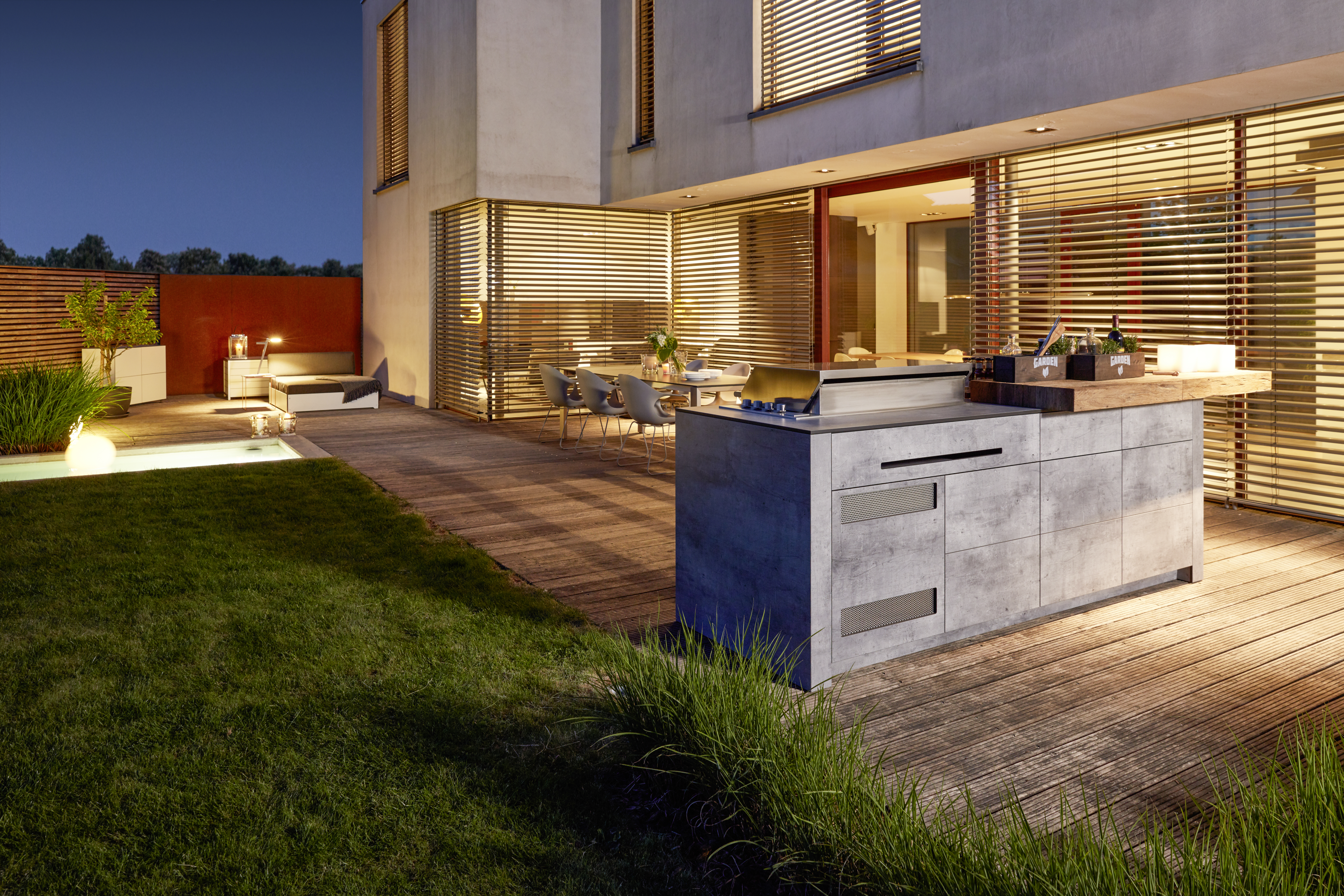 Outdoorküche &quot;Village Garden&quot; am Spätabend | Credit: Village Garden