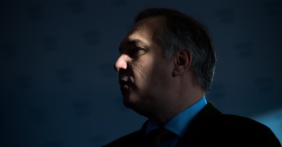 Walter Rosenkranz vor dunklem Hintergrund im Porträt