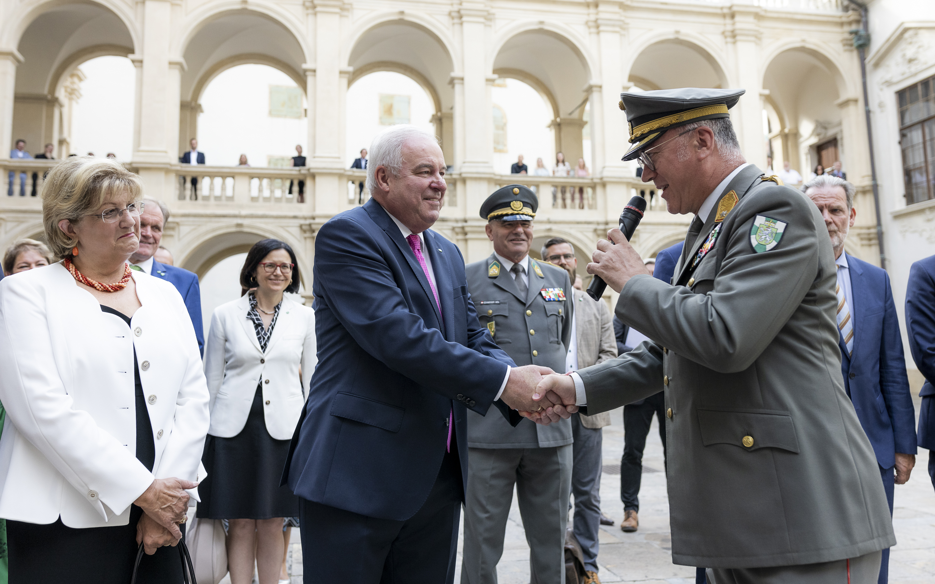 Ehepaar Schützenhöfer mit Militärkommandant