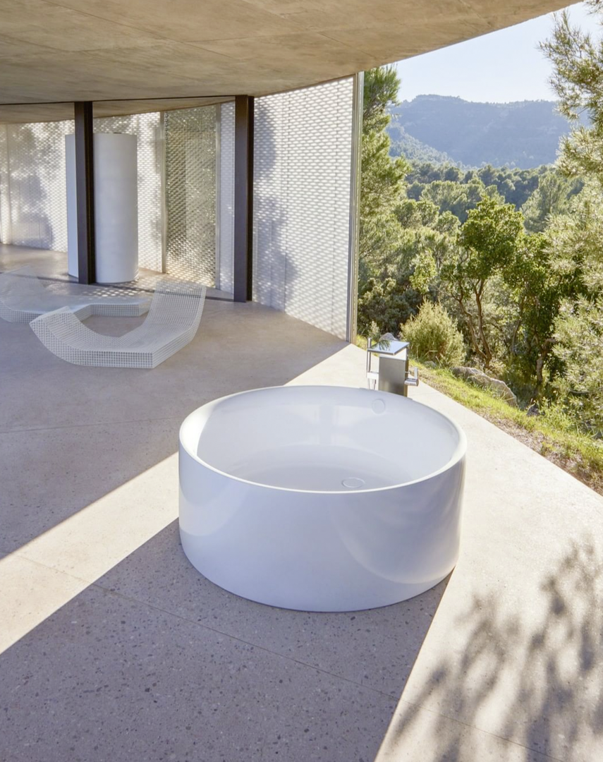 Runde Outdoor-Badewanne von Bette | Credit: www.instagram.com/bette.official/bete gmbh &amp; co.kg