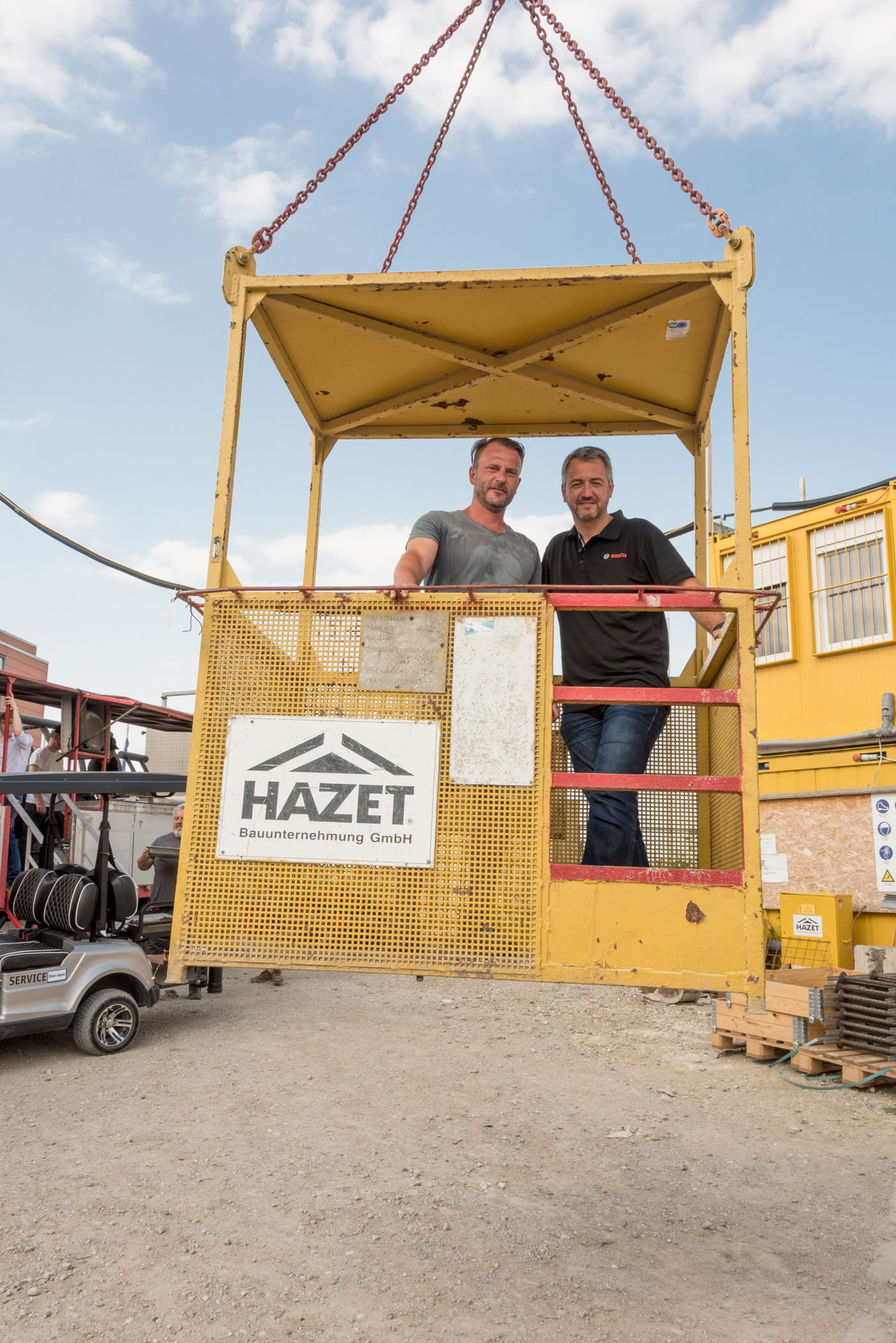 Zwei Personen am Baustellenkran | Credit: Blaue Lagune/Bill Lorenz