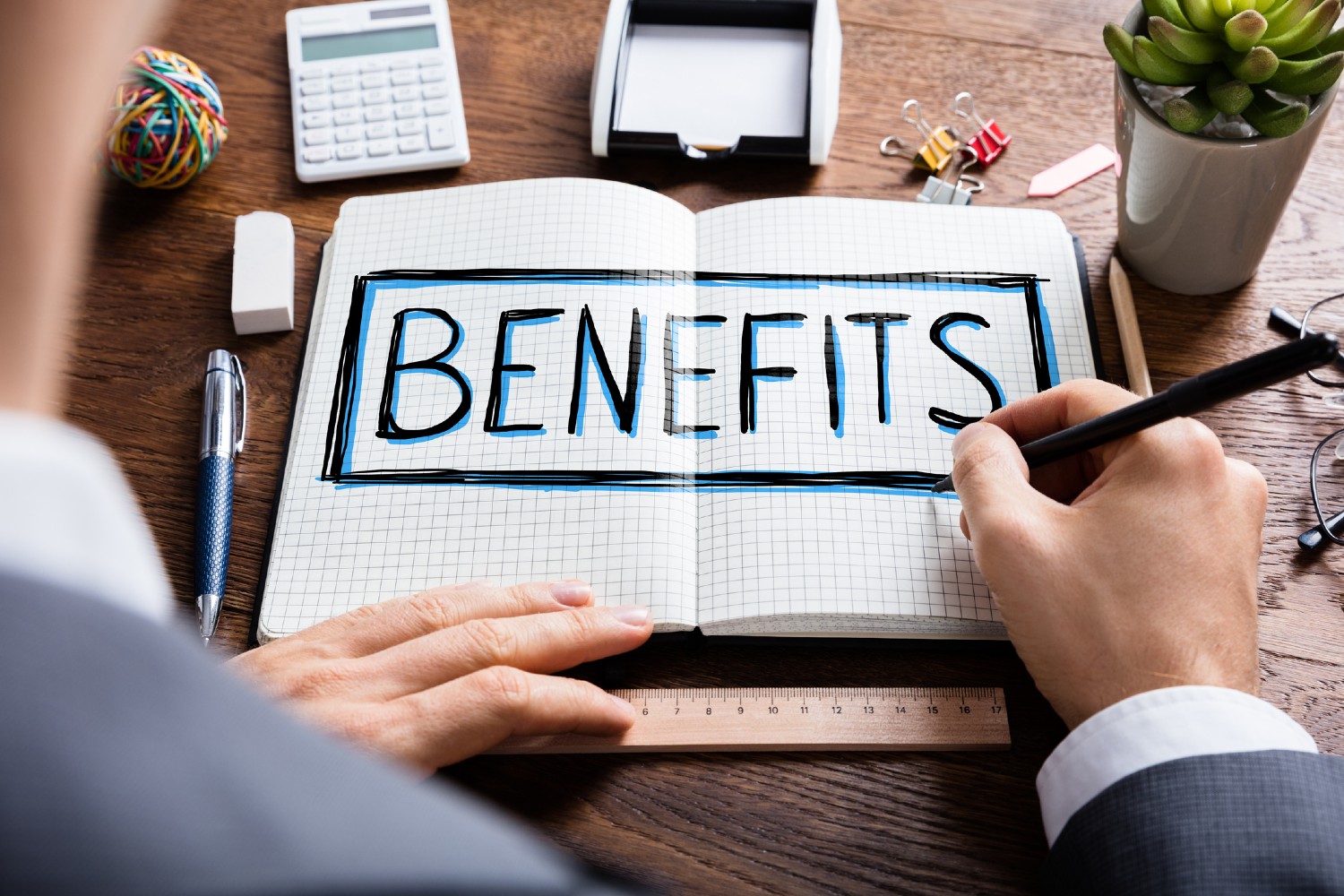 Mitarbeiter schreibt seine Benefits auf | Credit: iStock.com/AndreyPopov