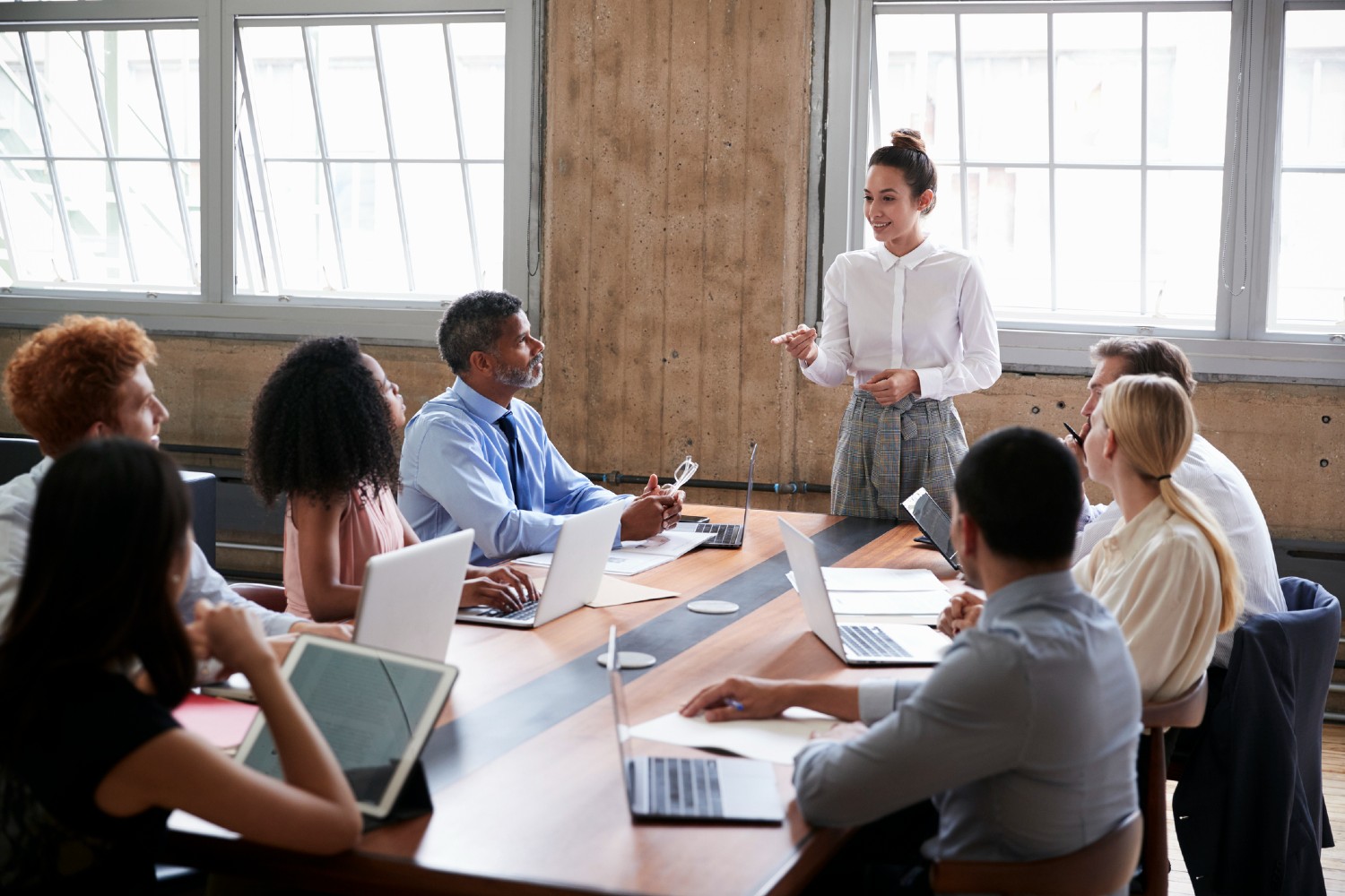 Viele Mitarbeiter sitzen zusammen im Meeting | Credit: iStock.com/monkeybusinessimages