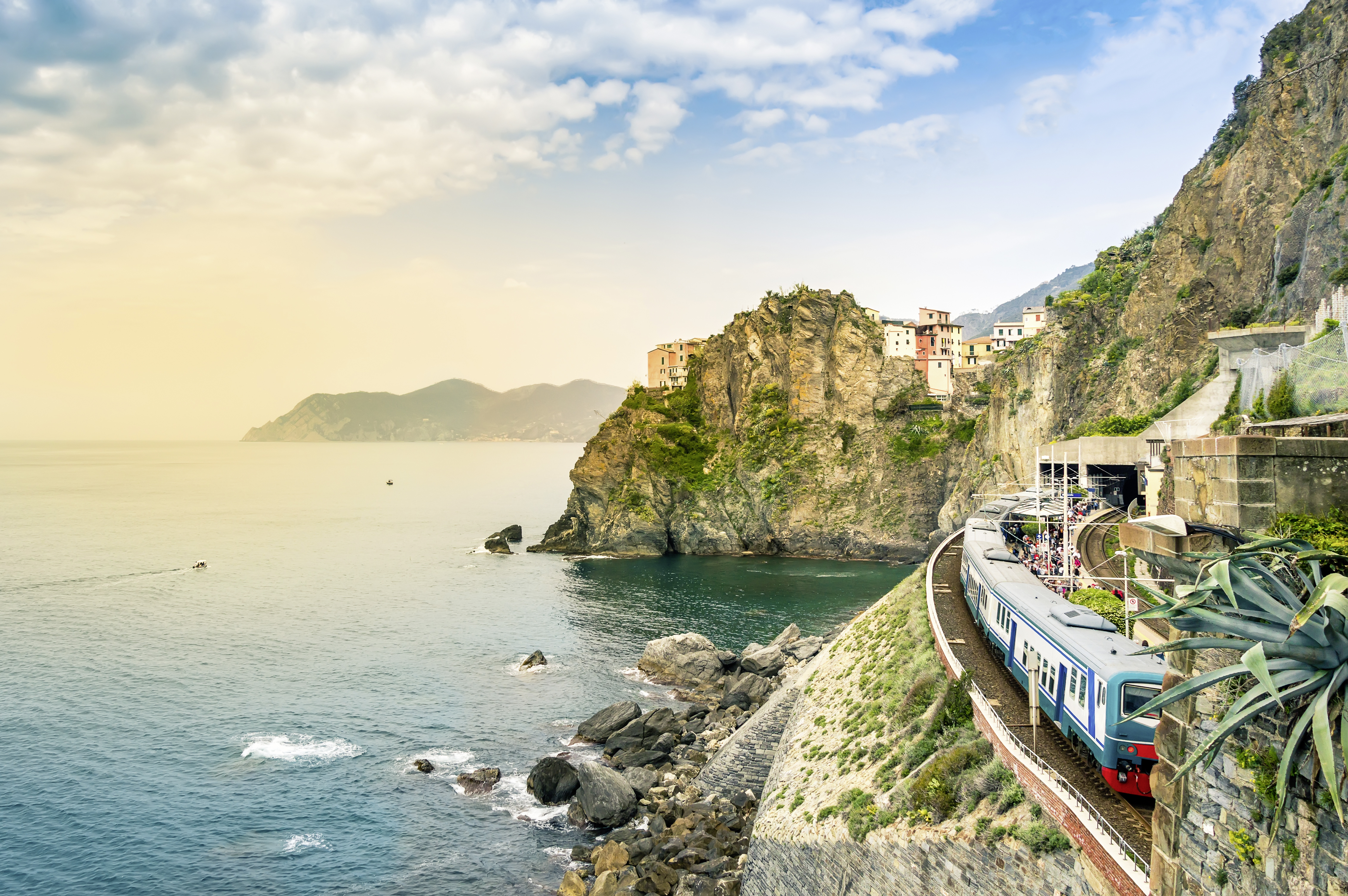 Maritime Zugstrecke in der Region Cinque Terre| Credit: iStock.com/Julia Lavrinenko