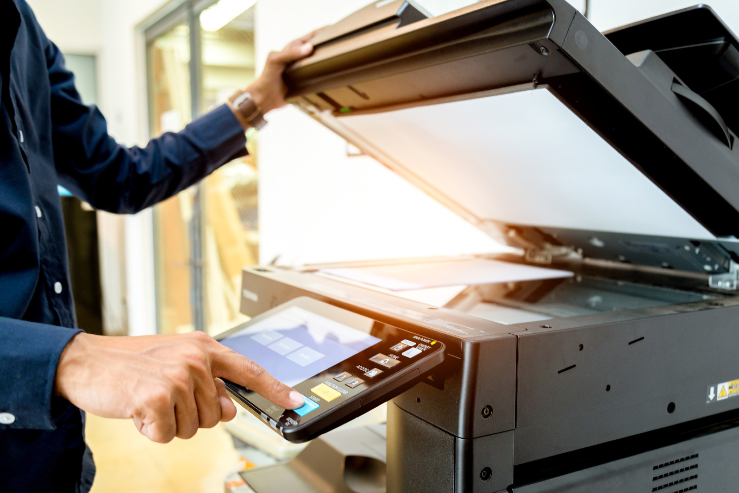 Mann steht vor einem Drucker | Credit: iStock.com/A stockphoto