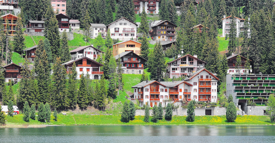 Häuser an einem Alpensee| Credit: iStock.com/Serjio74