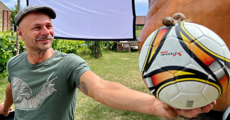 Andreas Gugumuck mit Schnecken am Fußball  | Credit: Gugumuck
