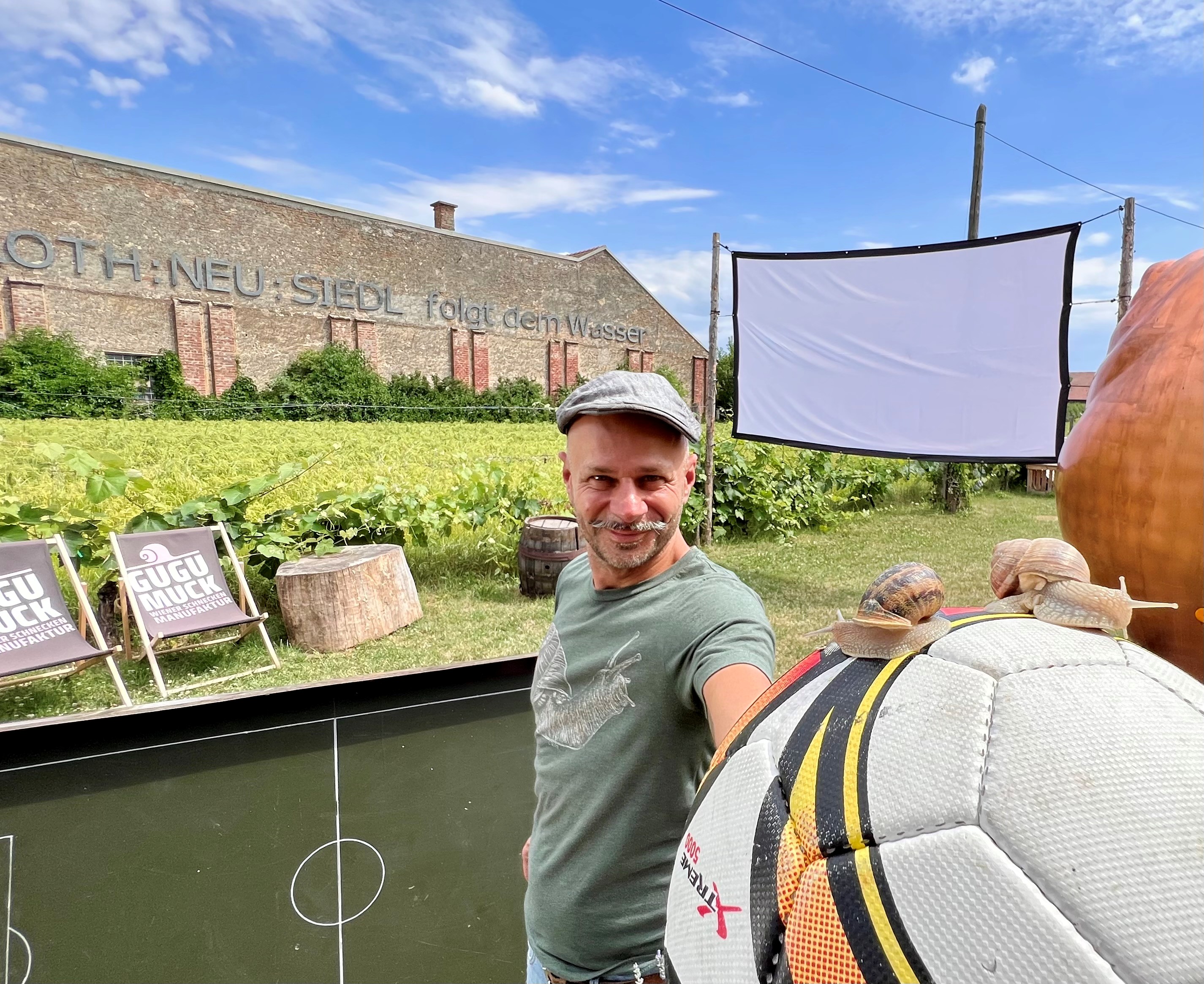 Schnecken am Fußball | Credit: Gugumuck