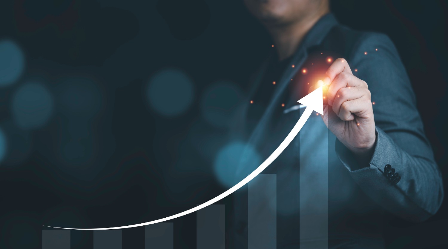Mann zeigt mit Pfeil einen Aufwärtstrend | Credit: iStock.com/Dilok Klaisataporn