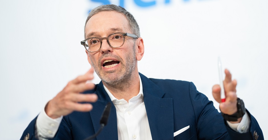 Herbert Kickl bei einer Pressekonferenz. Er redet und gestikuliert heftig.
