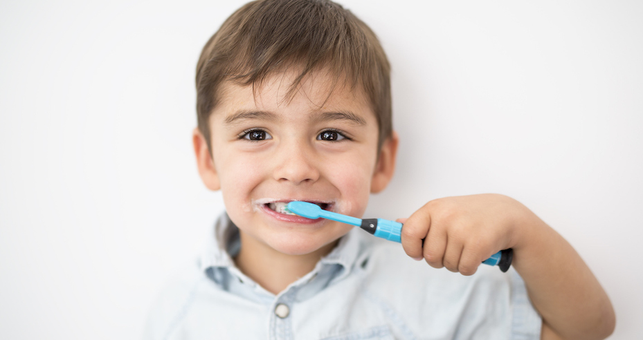 Kind putzt sich die Zähne I Credit: iStockphoto.com/LSOphoto