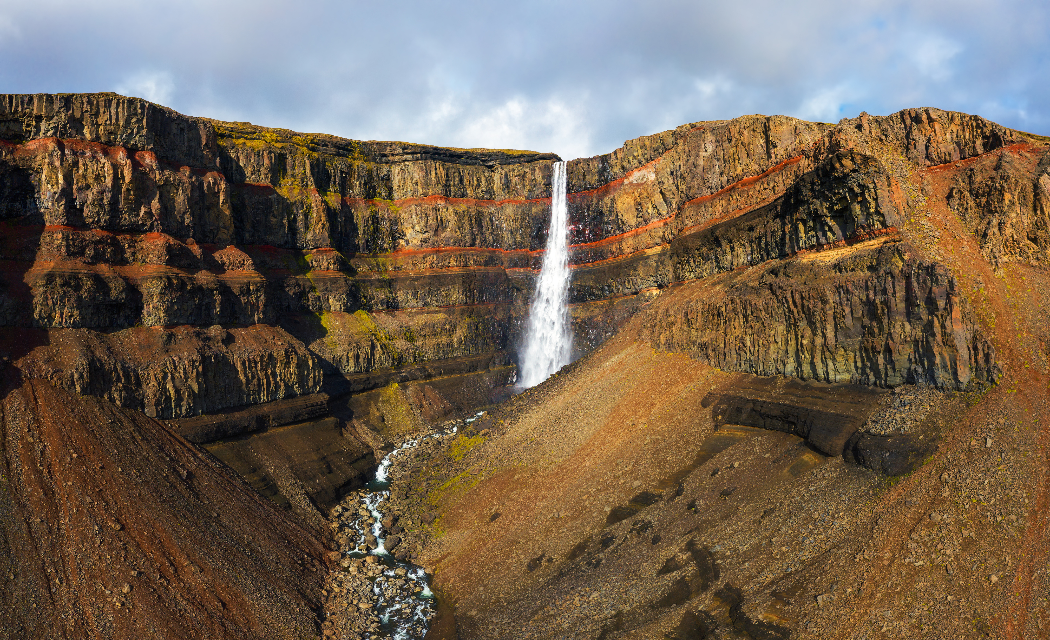 Der viertgrößte Wasserfall Islands: Hengifoss. | Credit: iStock.com/ miroslav_1