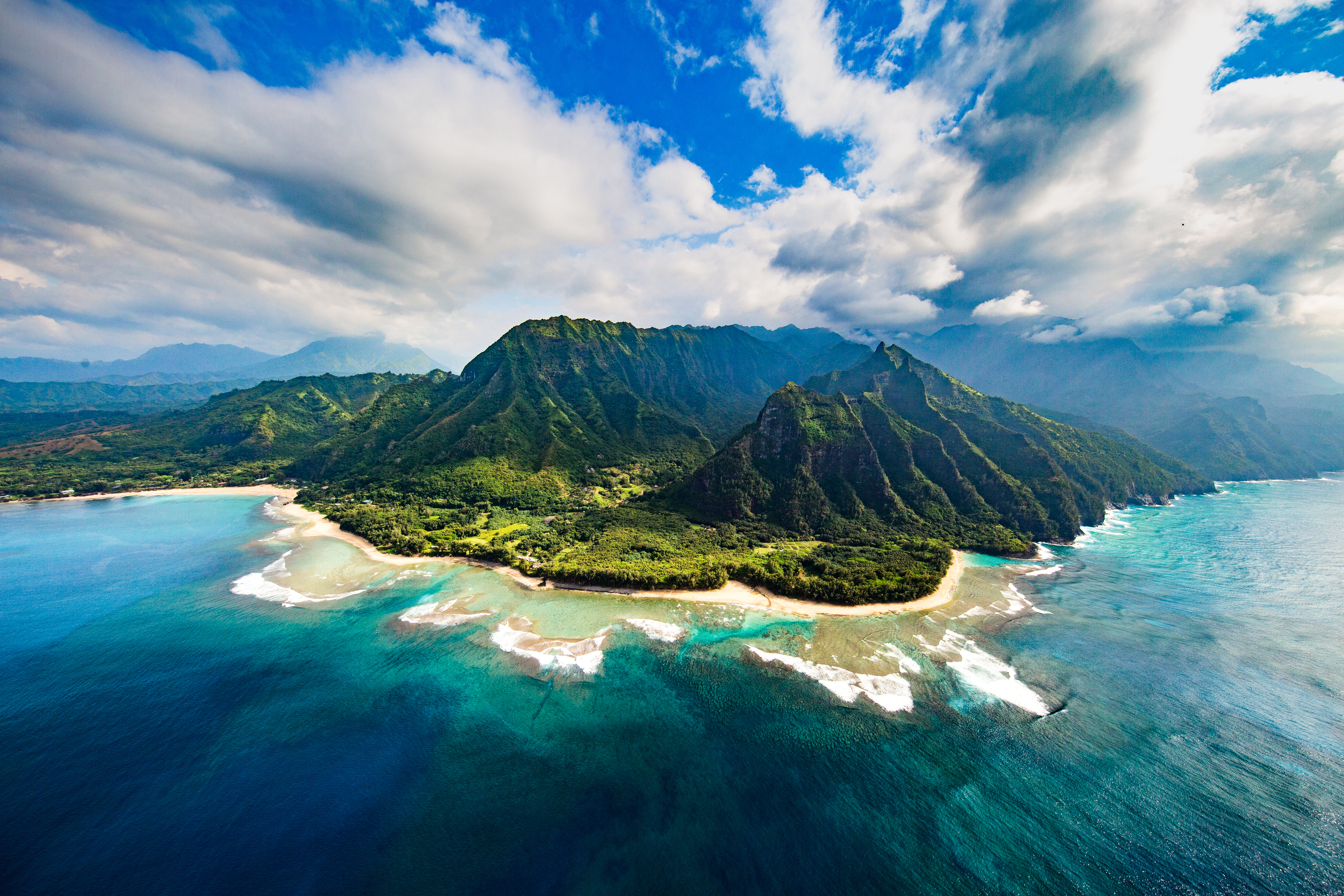 Die Na Pali Küste auf Kauai aus der Vogelperspektive. | Credit: iStock.com/ShaneMyersPhoto
