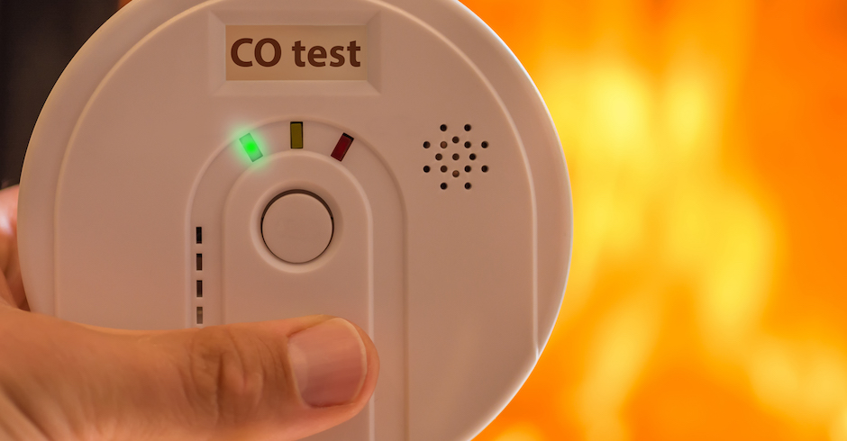 Hand hält Kohlenmonoxid-Melder| Credit: iStock.com/Ralf Geithe