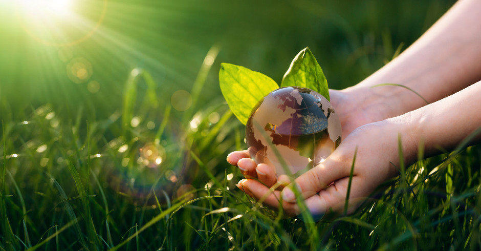 Hände halten die Weltkugel | Credit: iStock.com/Galeanu Mihai
