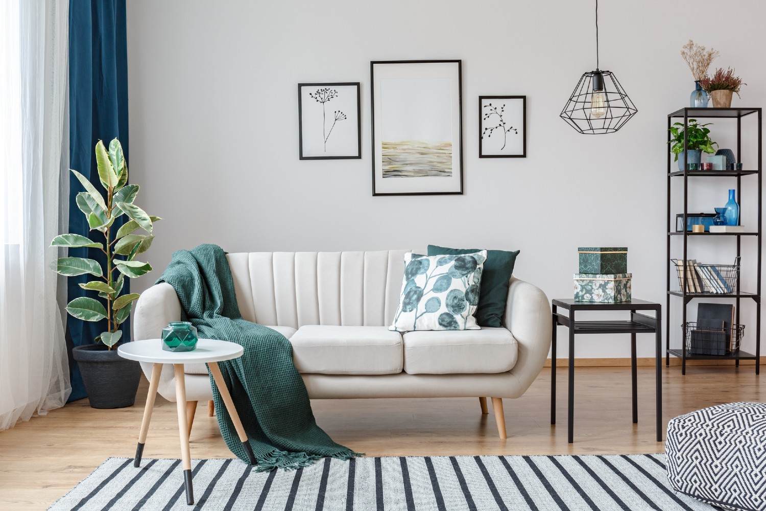 Kleines Sofa steht im Wohnzimmer | Credit: iStock.com/KatarzynaBialasiewicz