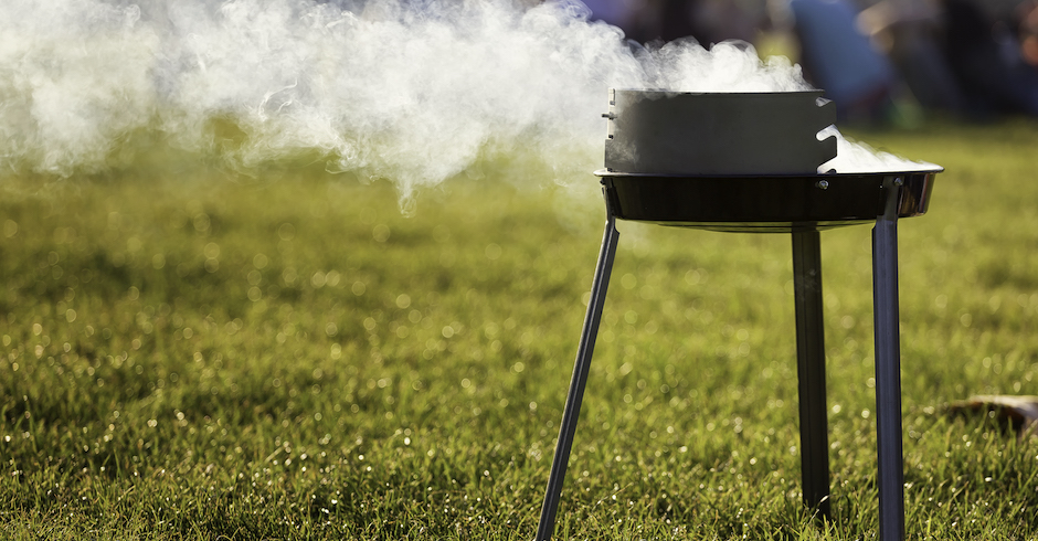 rauchender Griller auf einer Wiese | Credit: iStock.com/Canetti