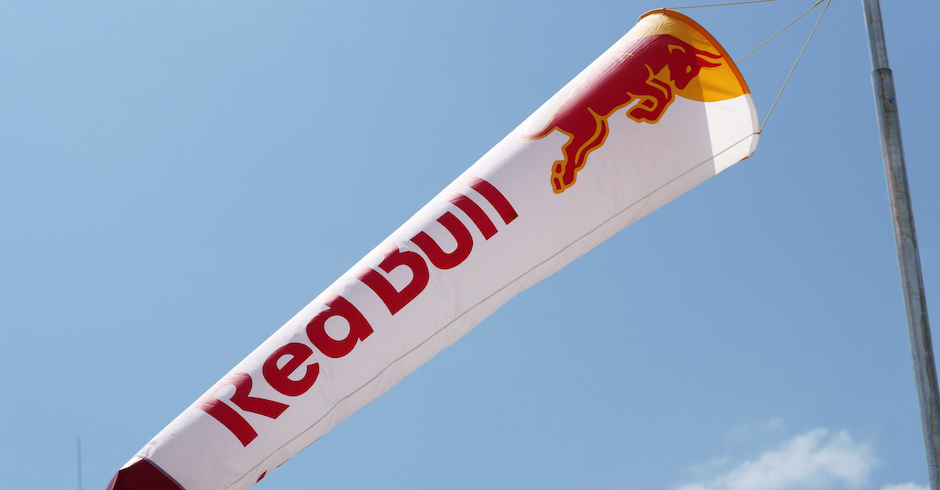 Red Bull Fahne flattert | Credit: iStock.com/ermingut