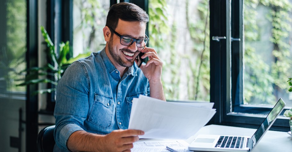 Mann arbeitet glücklich am Laptop | Credit: iStock.com/Moon Safari