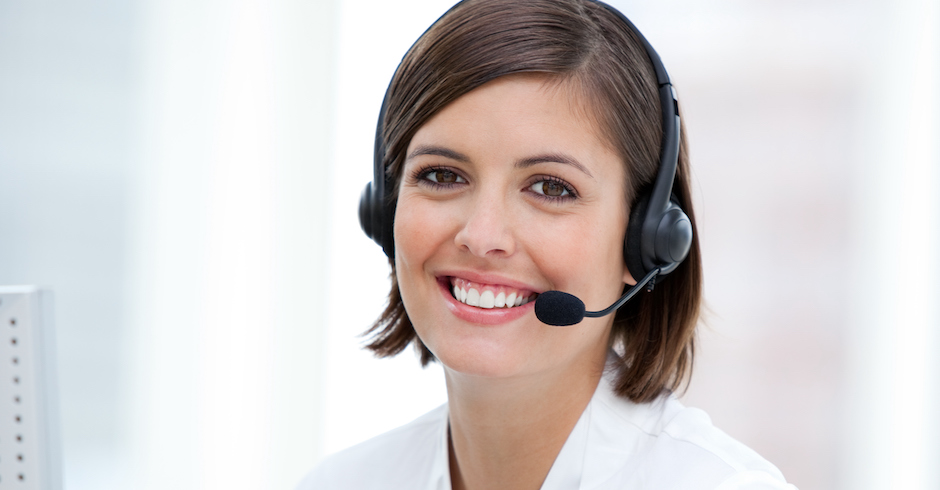 Telefonistin in weißem Outfit | Credit: iStock.com/Wavebreakmedia