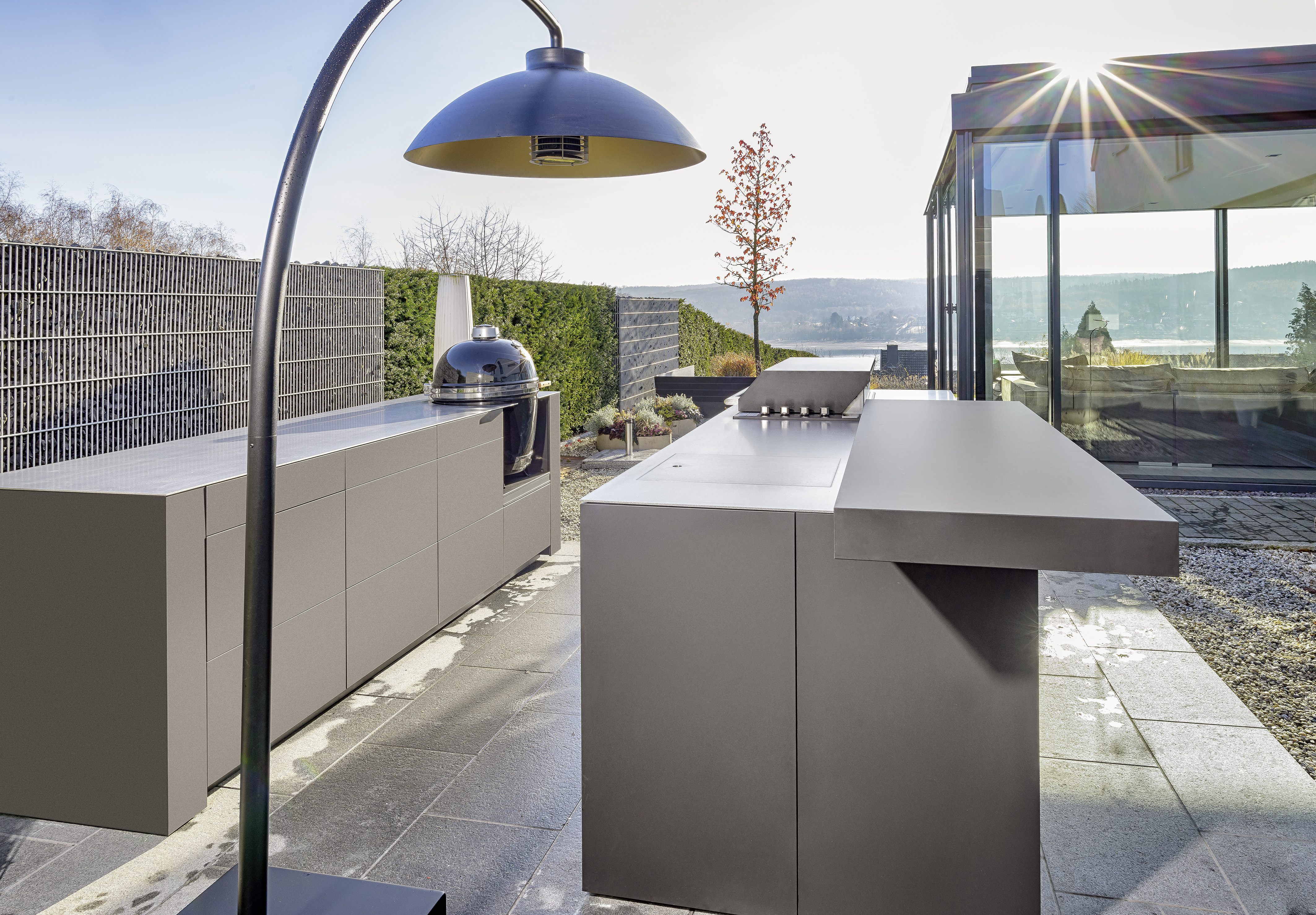 Outdoorküche &quot;Village Garden&quot; im Sonnenschein | Credit: Village Garden