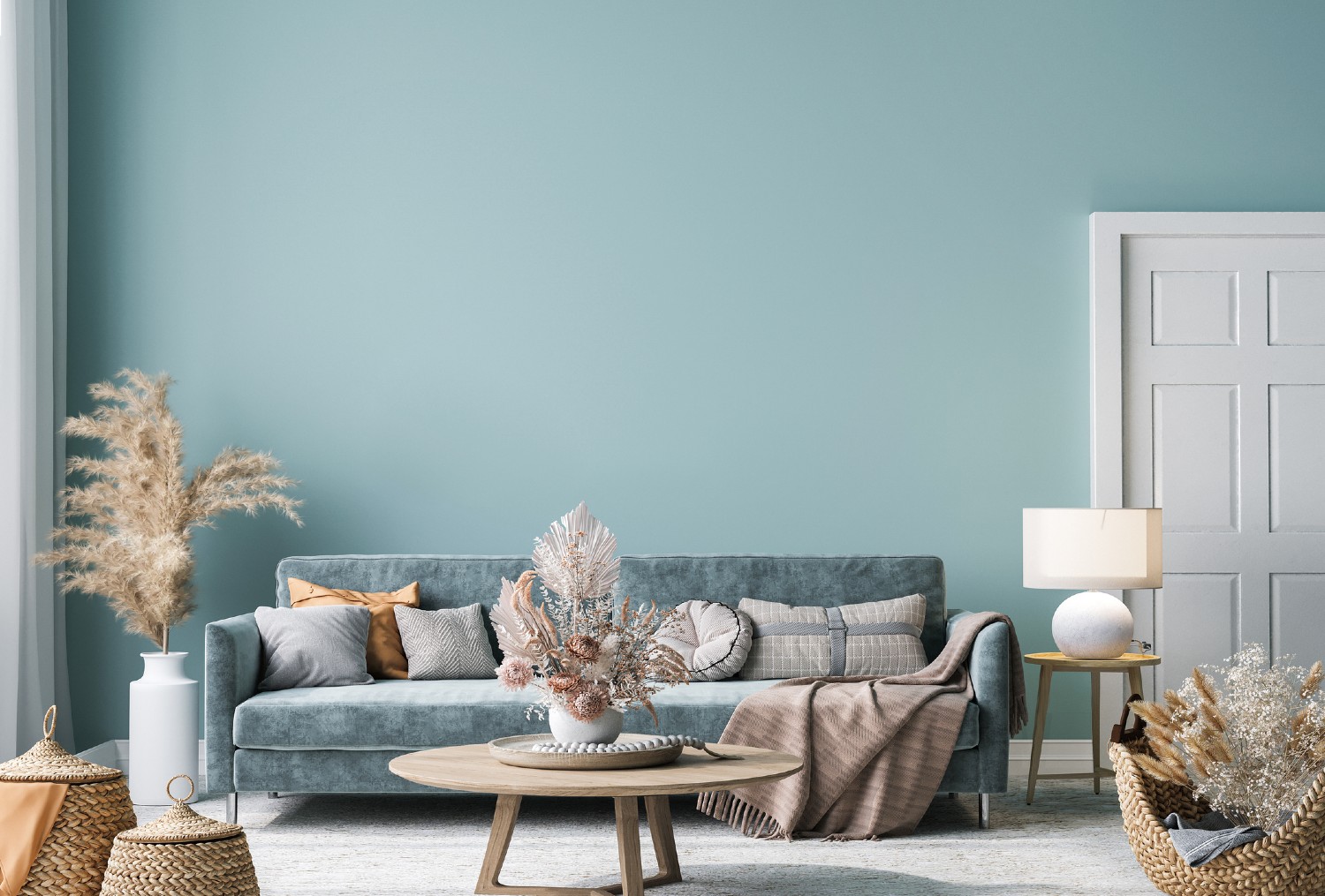 Graues Sofa steht vor hellblauer Wand | Credit: iStock.com/Lilas Gh