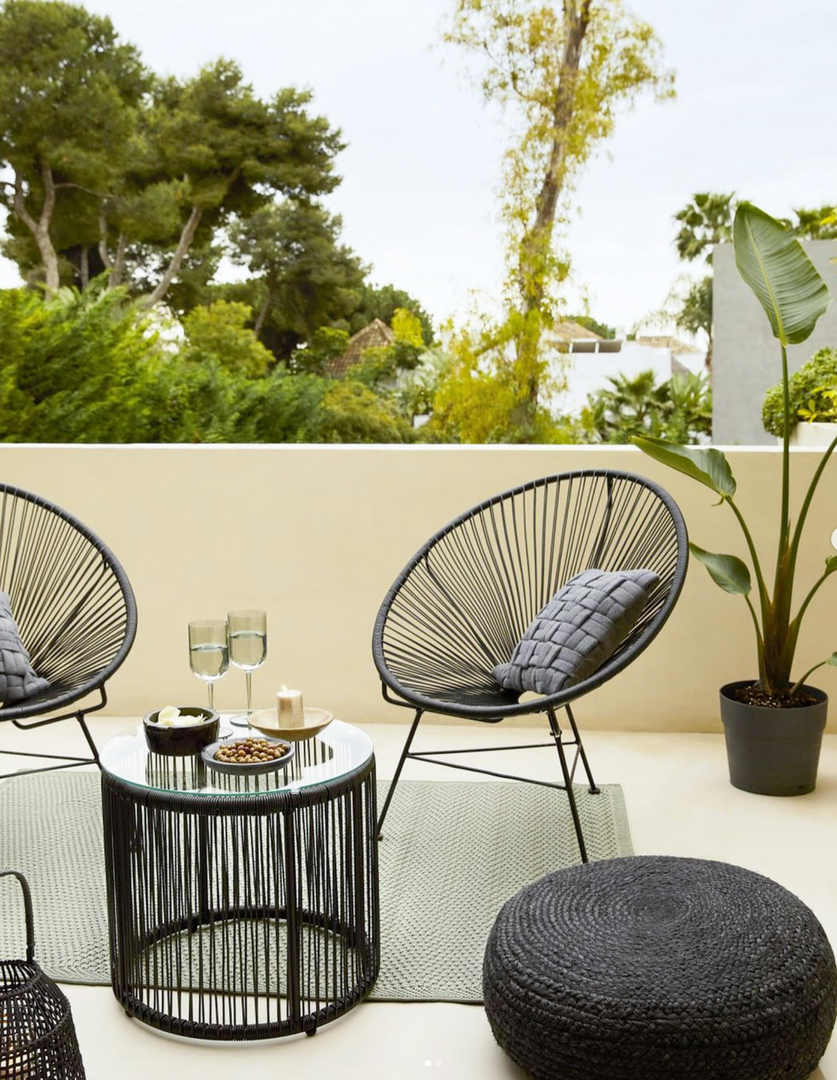 Sessel mit Geflecht auf einer Terrasse | Credit: www.instagram.com/westwingde/westwing deutschland