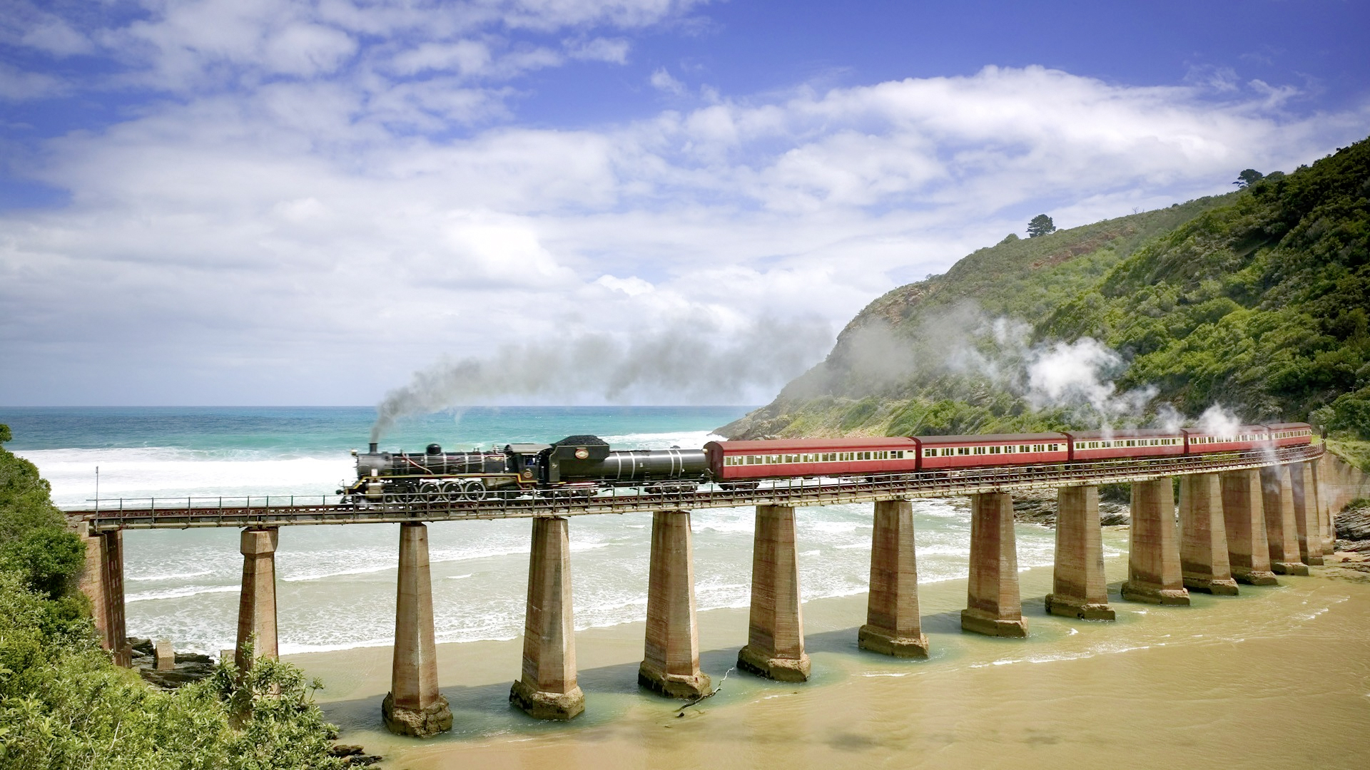 Historischer Zug auf einer Brücke in Südafrika | Credit: iStock.com/Anetisa1987