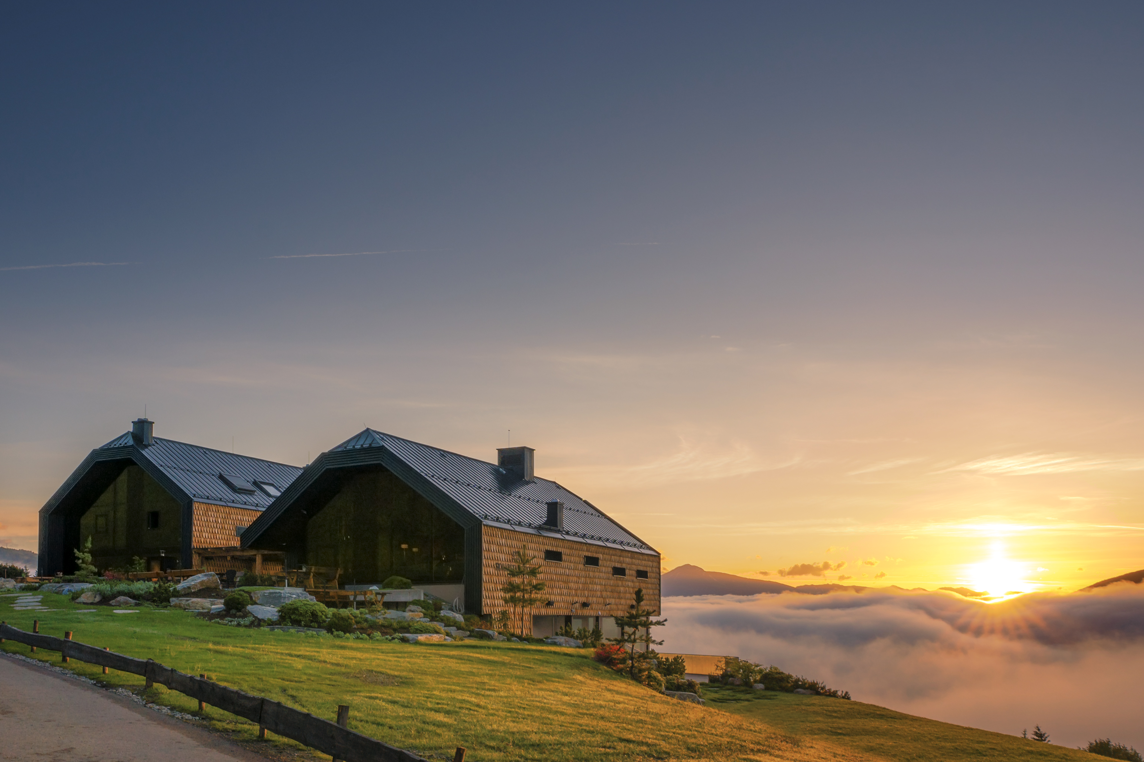 Berggasthof Schlögelberger Außenansicht bei Sonnenaufgang