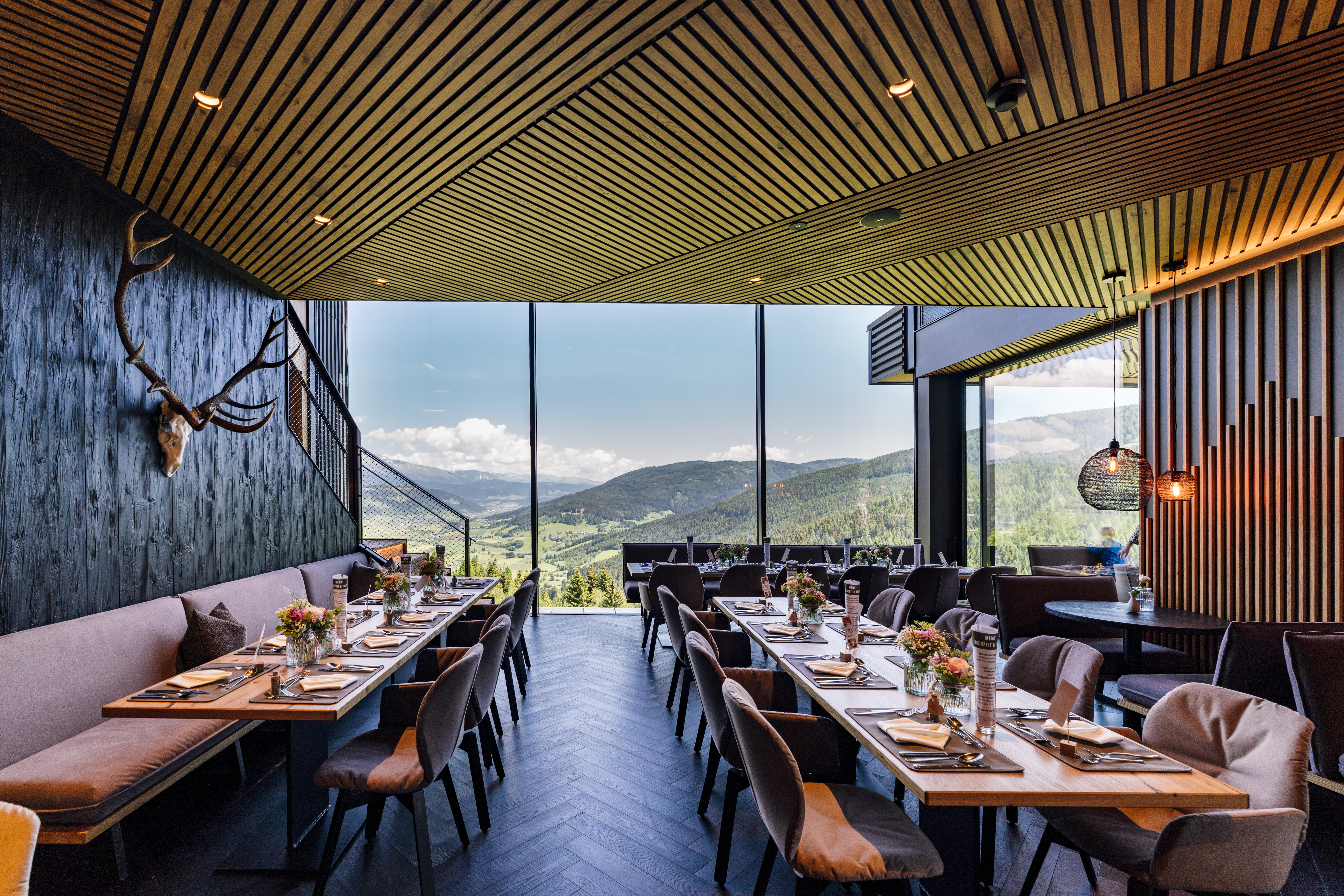 Berggasthof Schlögelberger Innengestaltung mit großer Glasfront und Blick auf die Berge